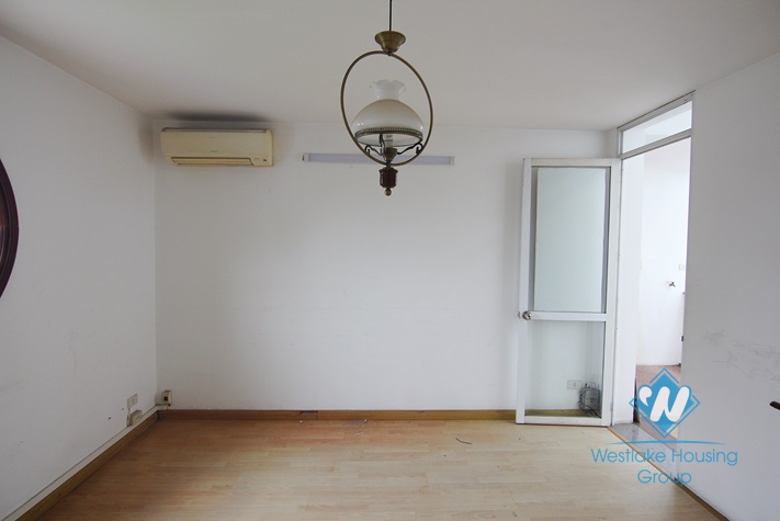Unfurnished 4 bedrooms house with garage for rent in Xuan Dieu st, Tay Ho area.